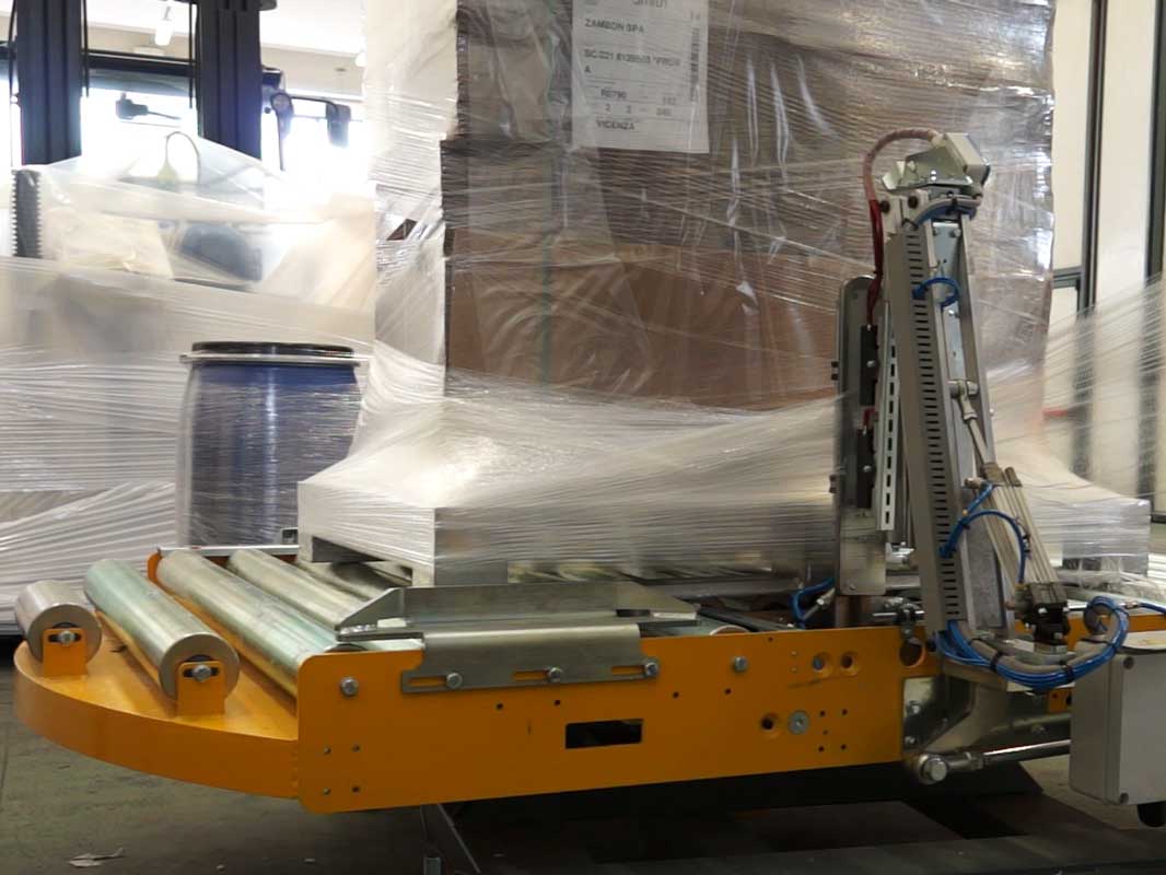 Cold storage equipment pallet changer