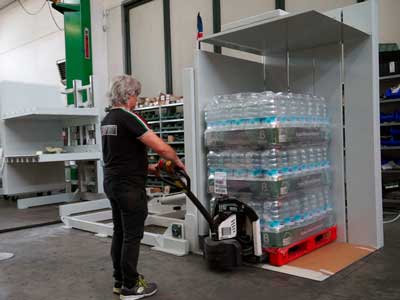 Automatic pallet upender for warehouse operations