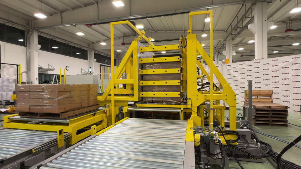 : Automatic pallet exchanger system transferring palletless load with slip sheet