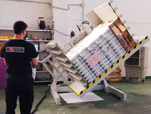 Fully automatic Pallet Flipper rotating a load