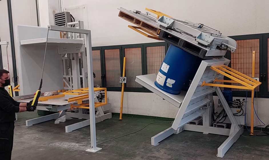 Pallet Flipper flipping two pallets simultaneously
