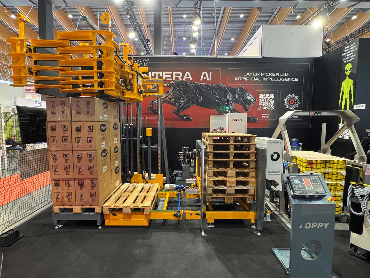 Layer picker and pallet inverter showcased during a live trade show demonstration