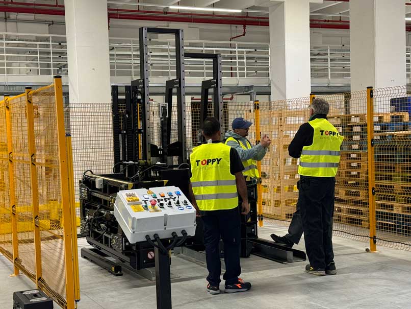 Automated layer picker and pallet inverter preparing mixed goods pallets