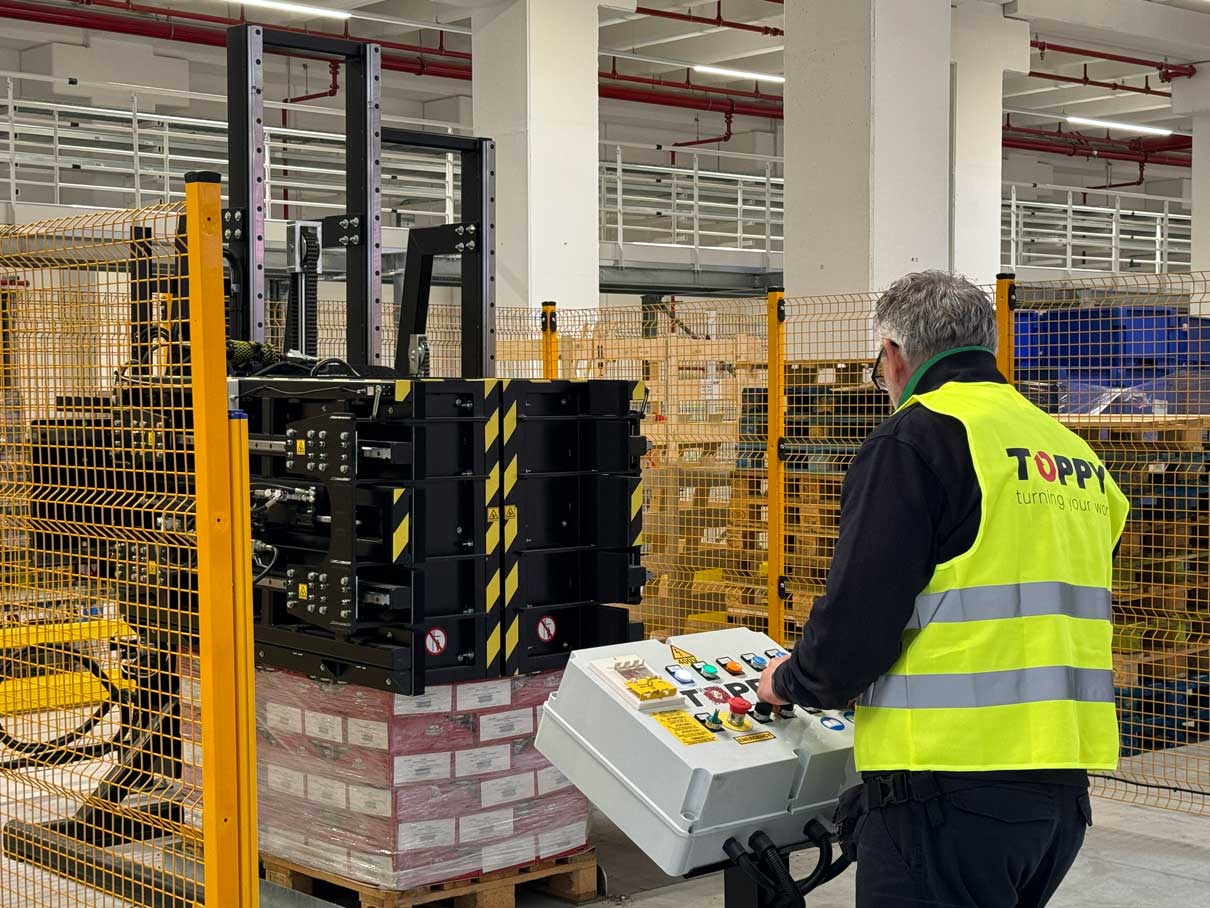 Automated warehouse with layer picker and pallet inverter operating together